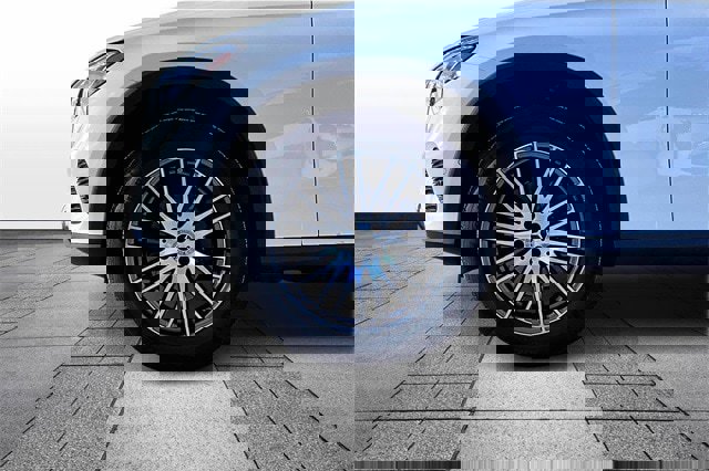 Used 2025 Mercedes-Benz GLC 300 4MATIC image 4