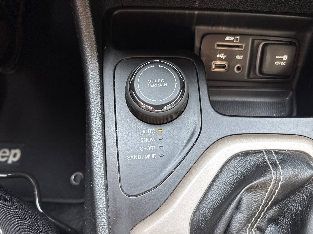 Used 2015 Jeep Cherokee Sport AWD/4WD image 36