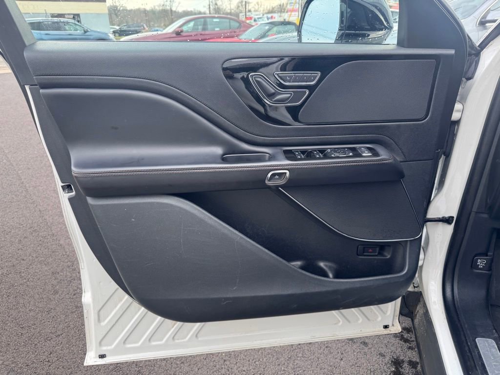 Used 2023 Lincoln Aviator AWD w/ Elements Package image 9