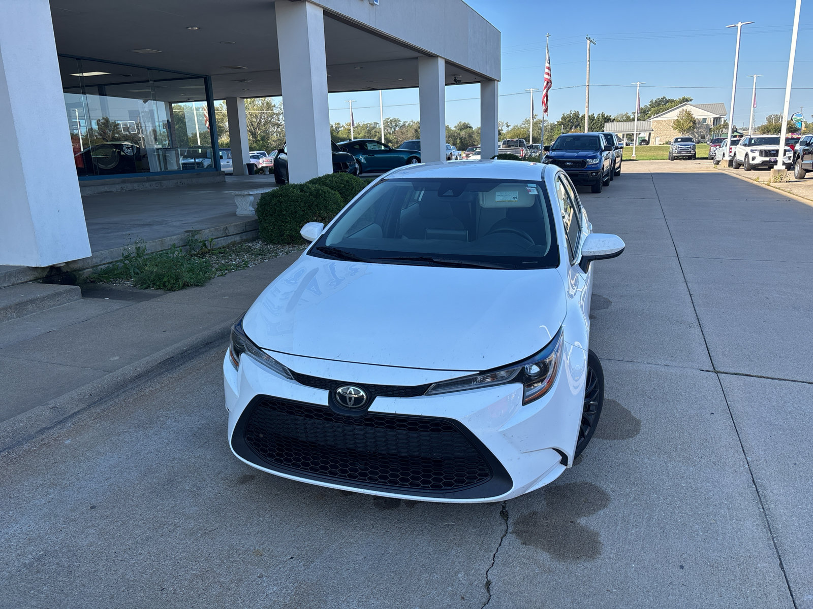 Used 2020 Toyota Corolla LE w/ Carpet Mat Package (TMS) FWD image 2