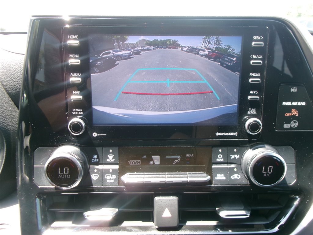 Used 2020 Toyota Highlander L image 21