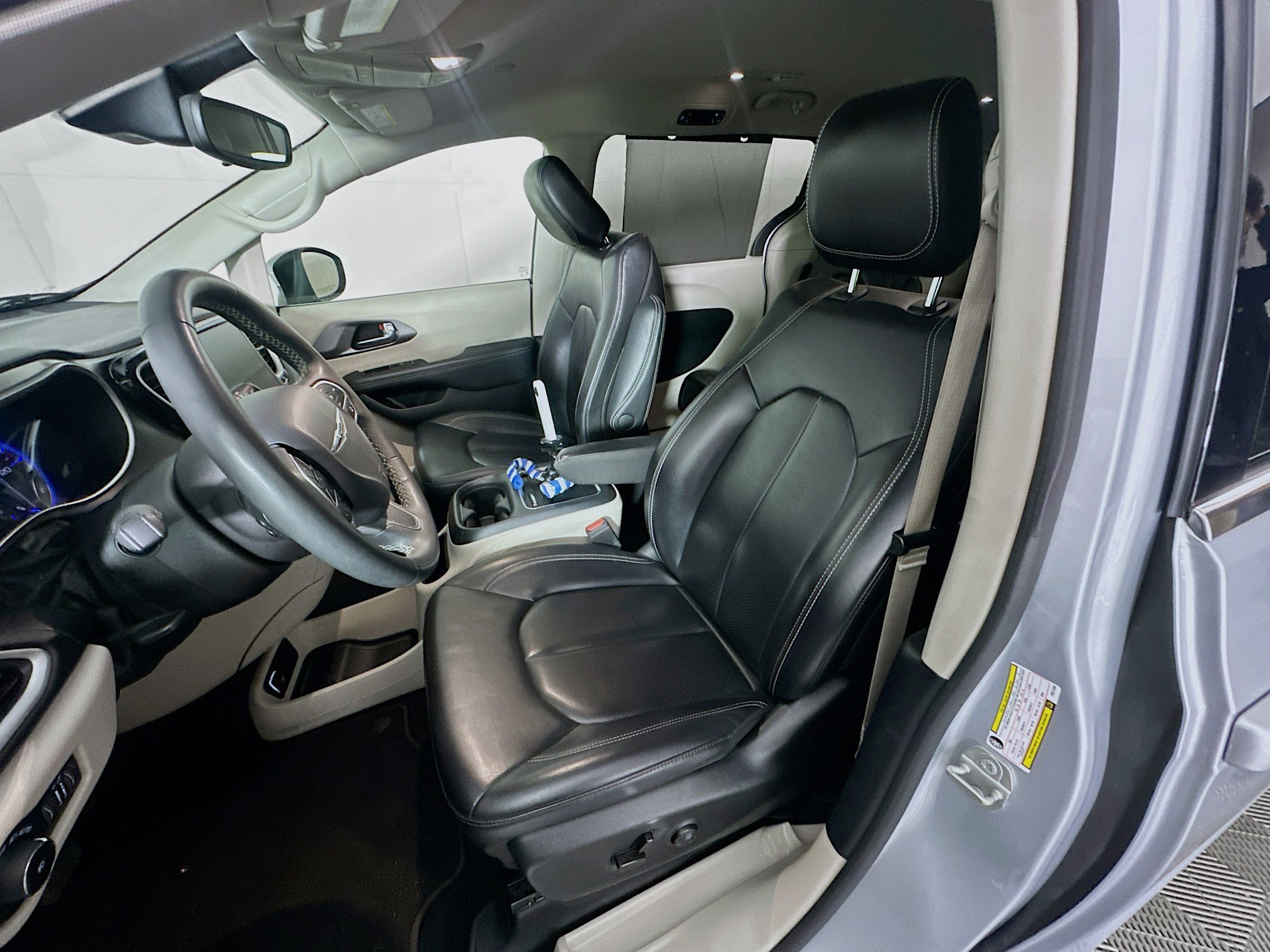 Used 2023 Chrysler Pacifica Touring-L image 13