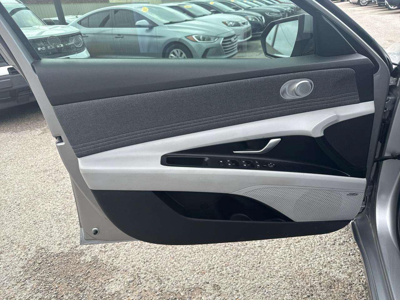 Used 2021 Hyundai Elantra Limited image 12