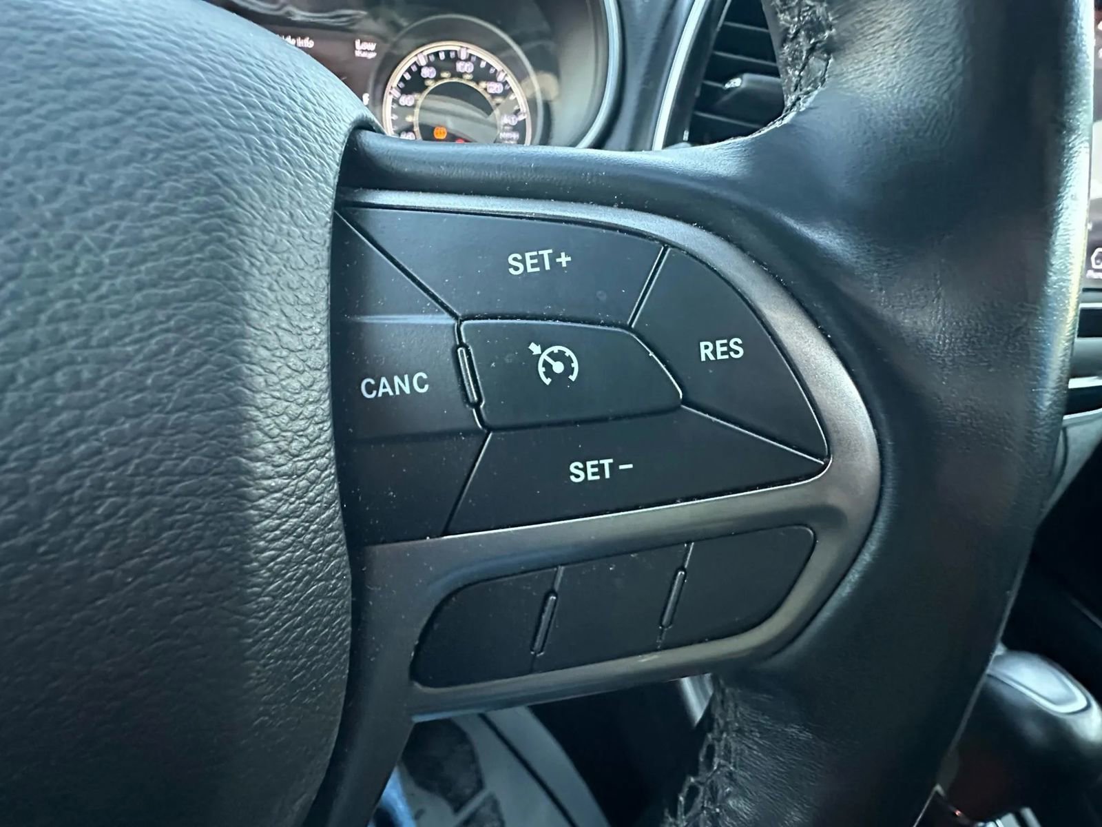 Used 2020 Jeep Cherokee Limited image 24