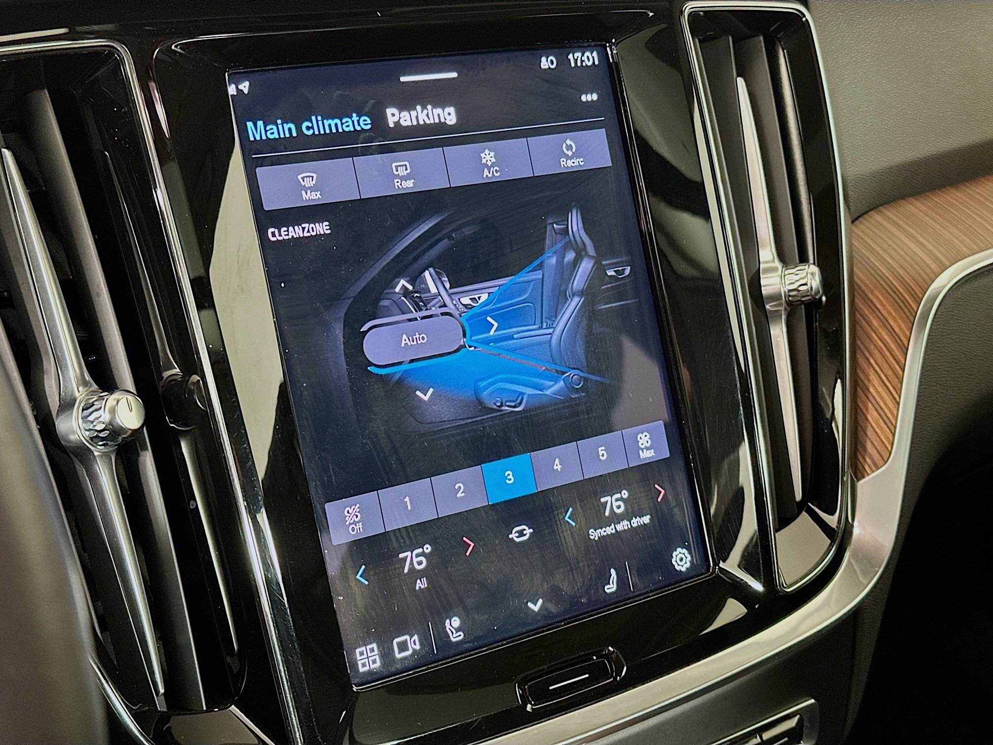 Used 2025 Volvo S60 B5 Plus image 24