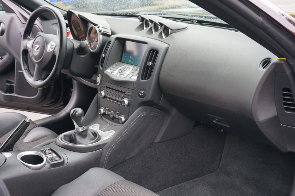 Used 2010 Nissan 370Z Touring w/ Sport Pkg RWD image 14