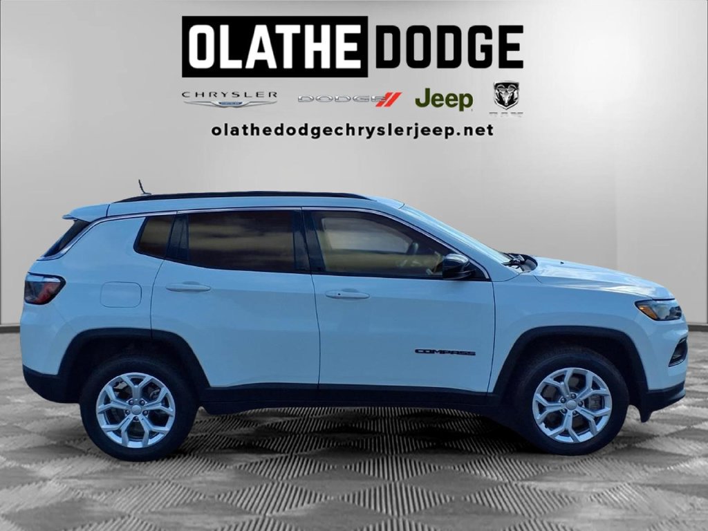 Used 2024 Jeep Compass Latitude AWD/4WD image 32