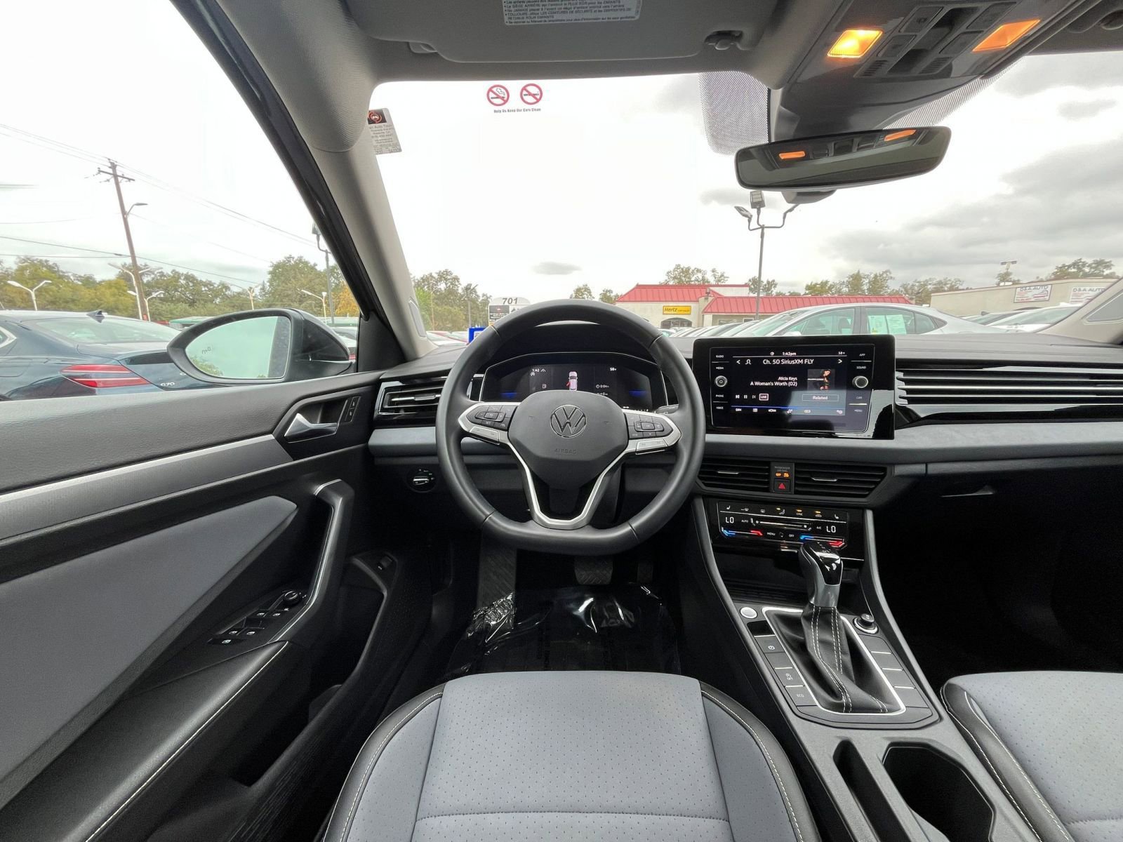 Used 2025 Volkswagen Jetta SE image 33