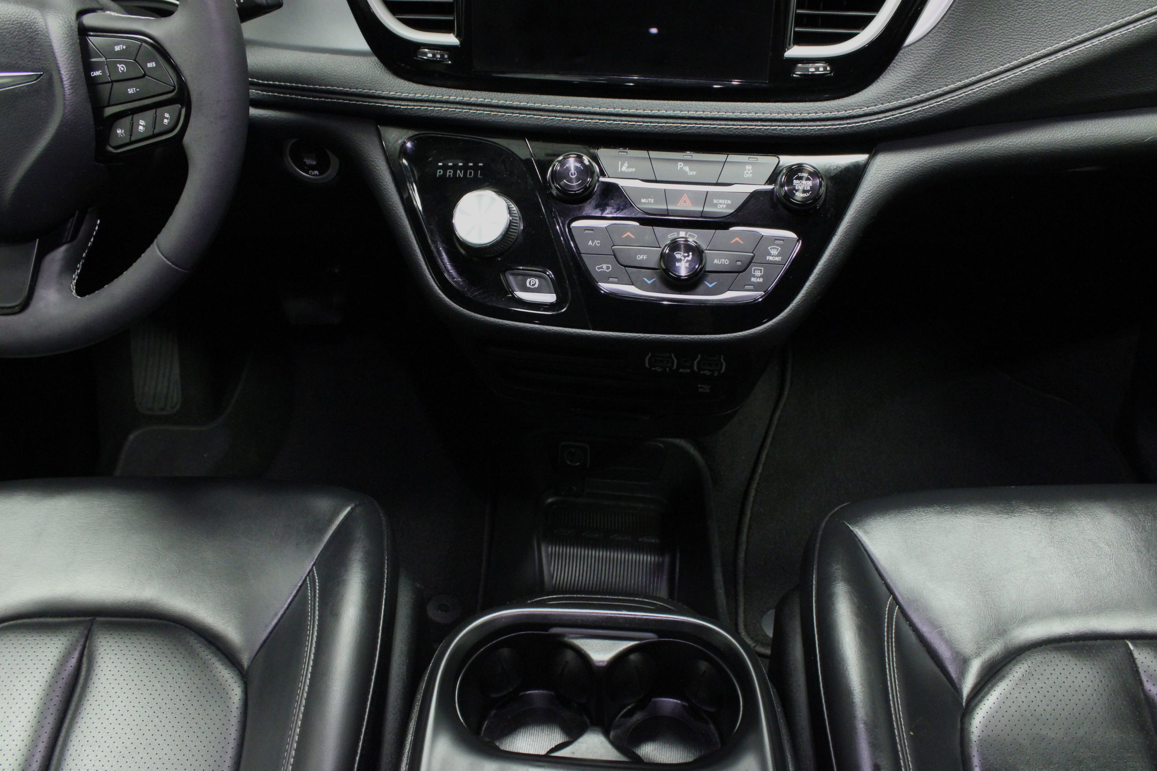 Used 2023 Chrysler Pacifica Touring-L w/ Uconnect Theater Family Group image 21