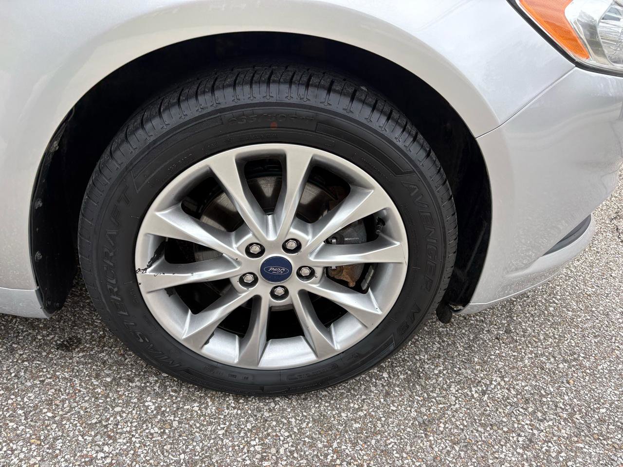 Used 2017 Ford Fusion SE w/ Fusion SE Technology Package image 38