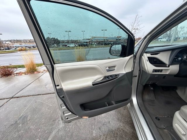 Used 2016 Toyota Sienna XLE image 10
