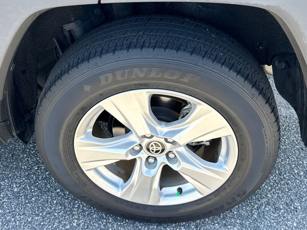 Used 2021 Toyota RAV4 XLE w/ Convenience Package FWD image 20