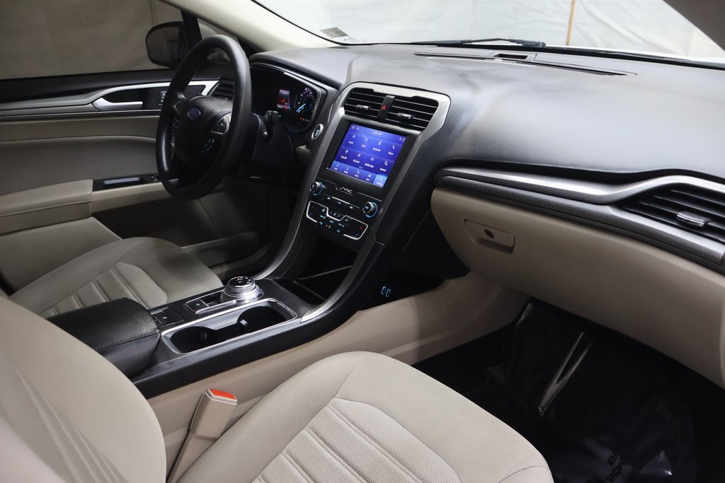 Used 2020 Ford Fusion SE image 11