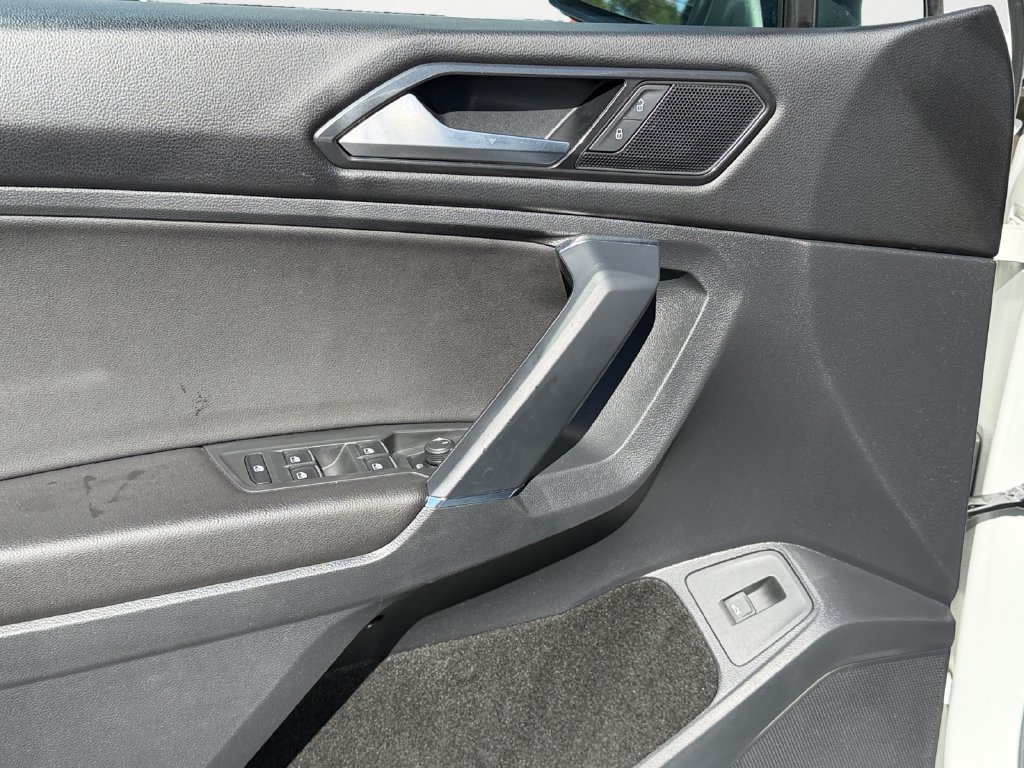 Used 2018 Volkswagen Tiguan SEL FWD image 15