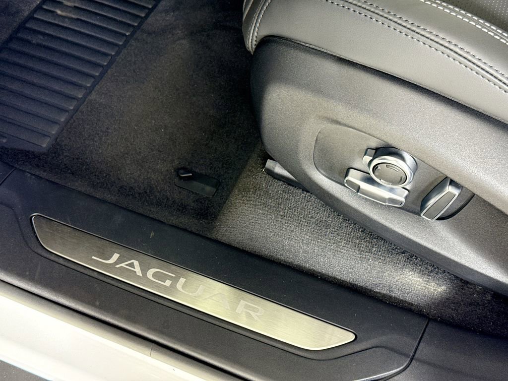 Used 2025 Jaguar F-PACE R-Dynamic S image 18