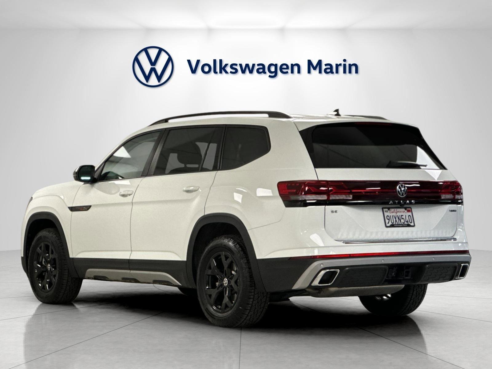 Used 2025 Volkswagen Atlas Peak Edition SE image 3
