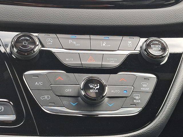 Used 2025 Chrysler Pacifica Select image 16