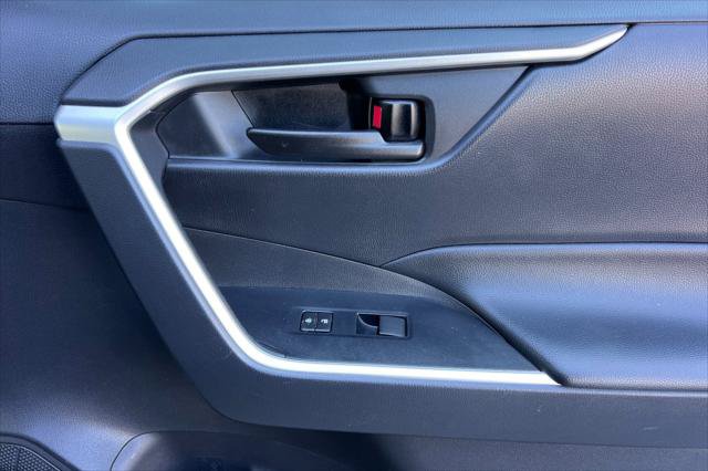 Certified 2021 Toyota RAV4 LE AWD/4WD image 19