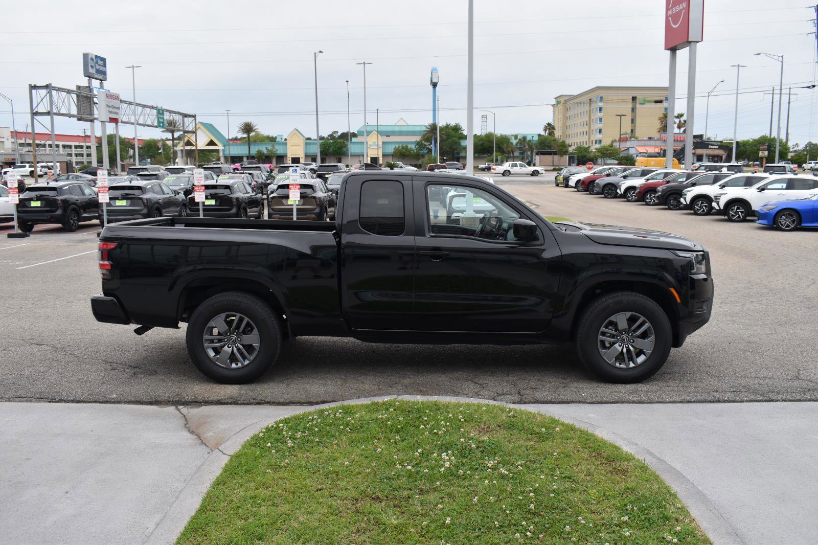 Used 2025 Nissan Frontier SV image 14