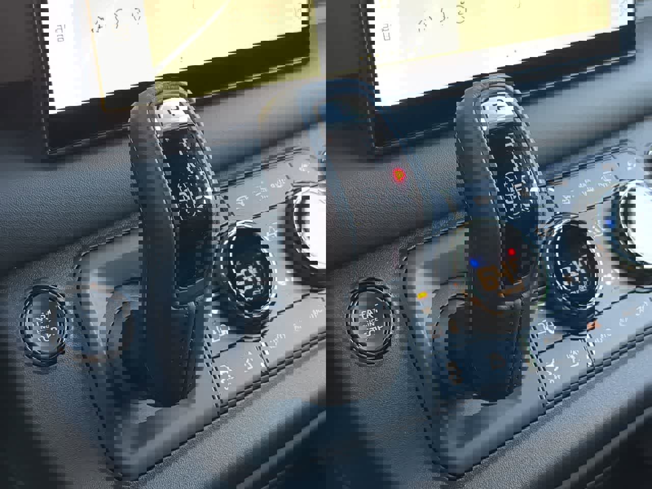 Used 2025 Land Rover Defender 110 image 35