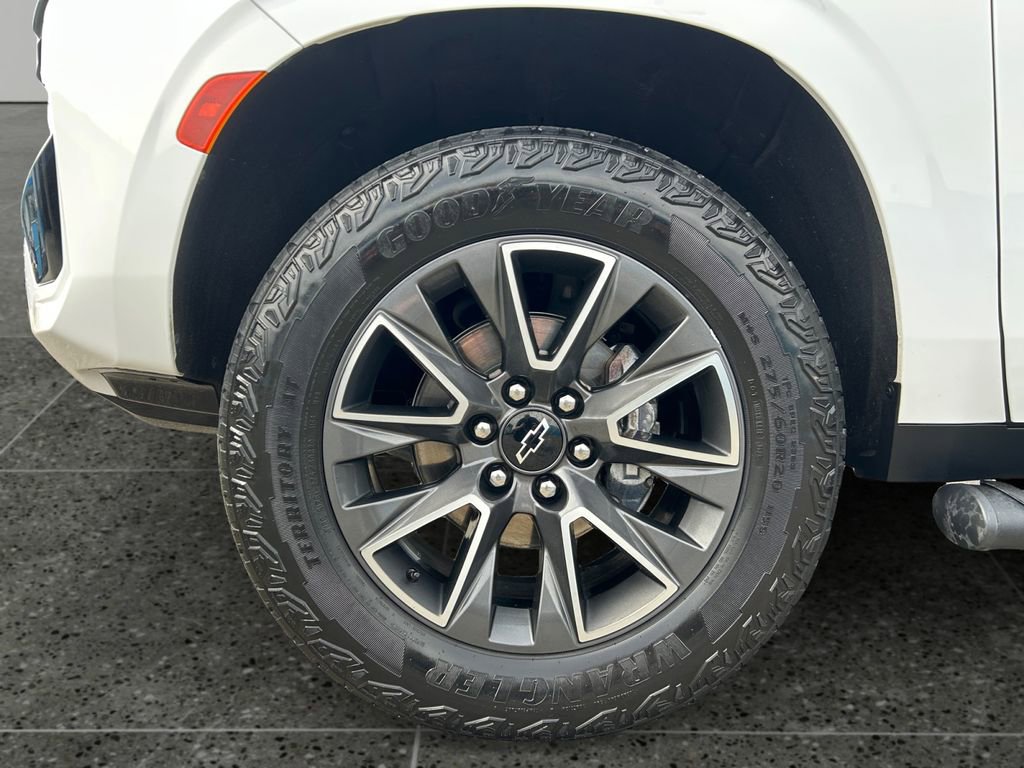 Used 2023 Chevrolet Tahoe Z71 w/ Luxury Package AWD/4WD image 4