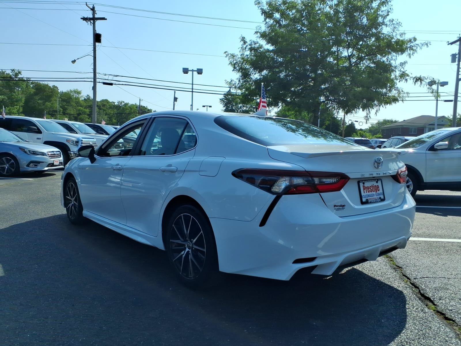 Used 2022 Toyota Camry SE FWD image 4