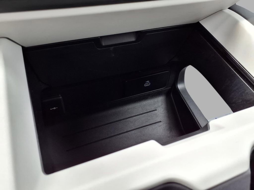 Used 2025 Land Rover Defender 110 S image 11