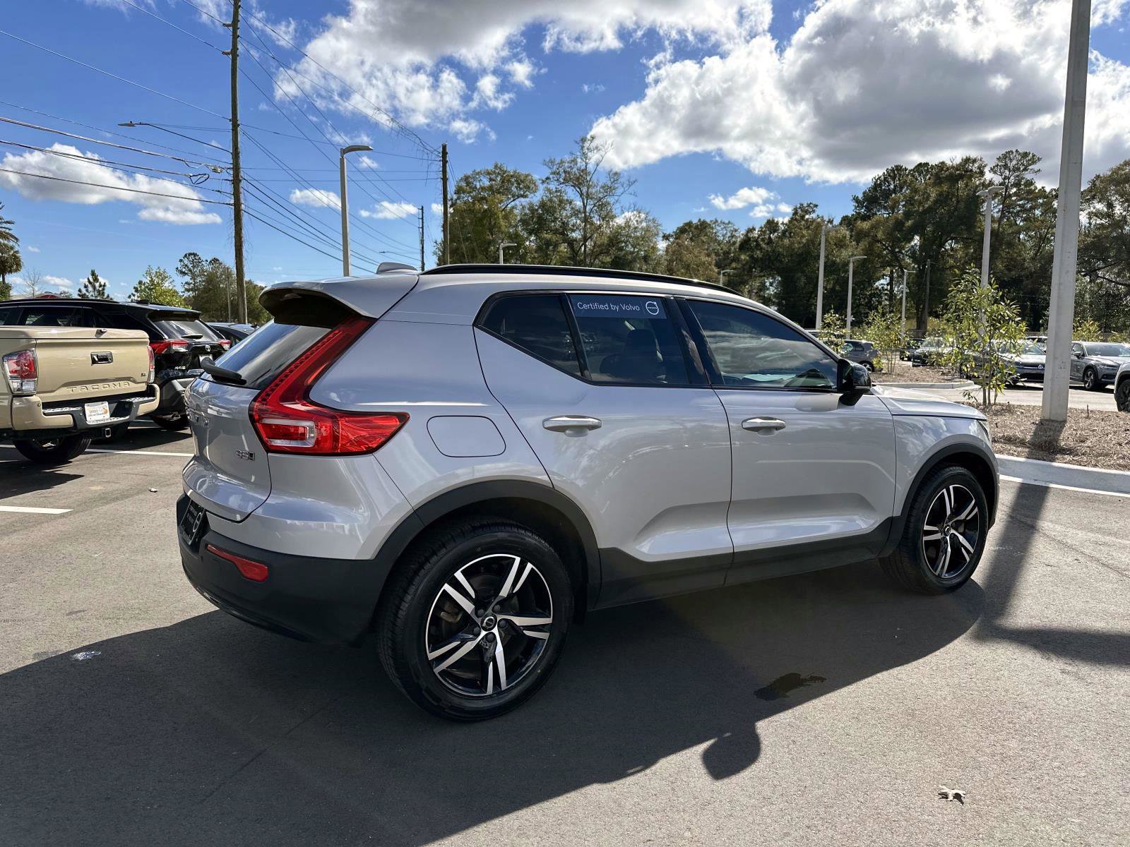 Certified 2023 Volvo XC40 B5 Plus image 5