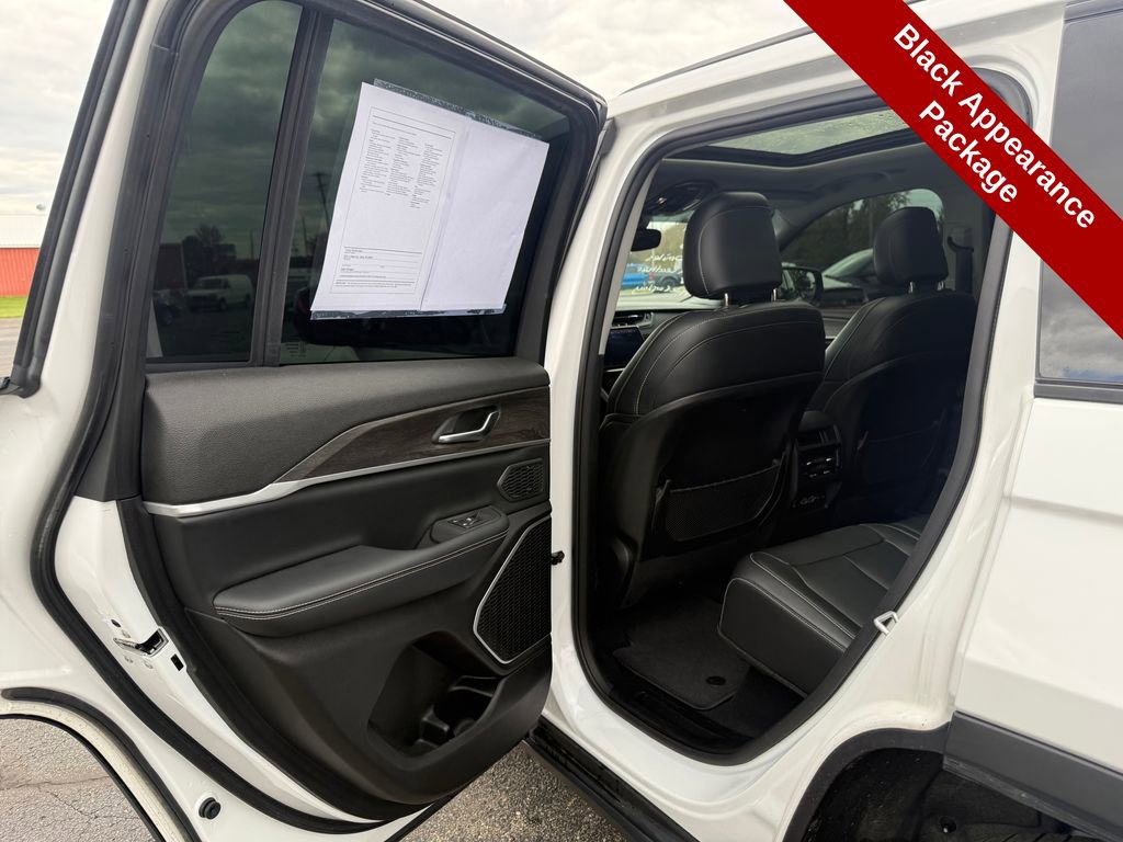 Used 2023 Jeep Grand Cherokee Limited w/ Black Appearance Package AWD/4WD image 33