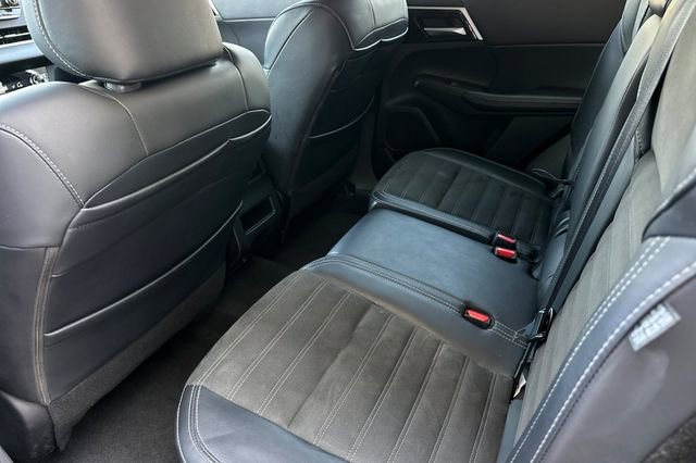 Used 2024 Mitsubishi Outlander SE image 13