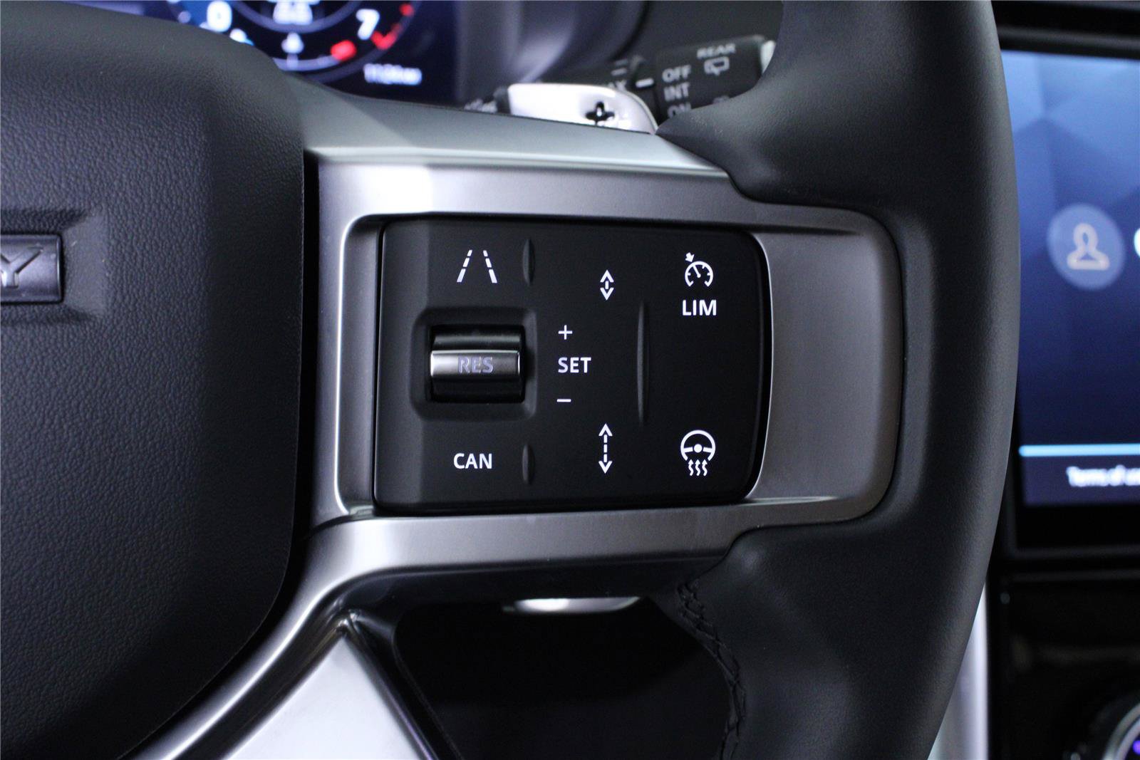 Used 2025 Land Rover Discovery Dynamic SE AWD/4WD image 22