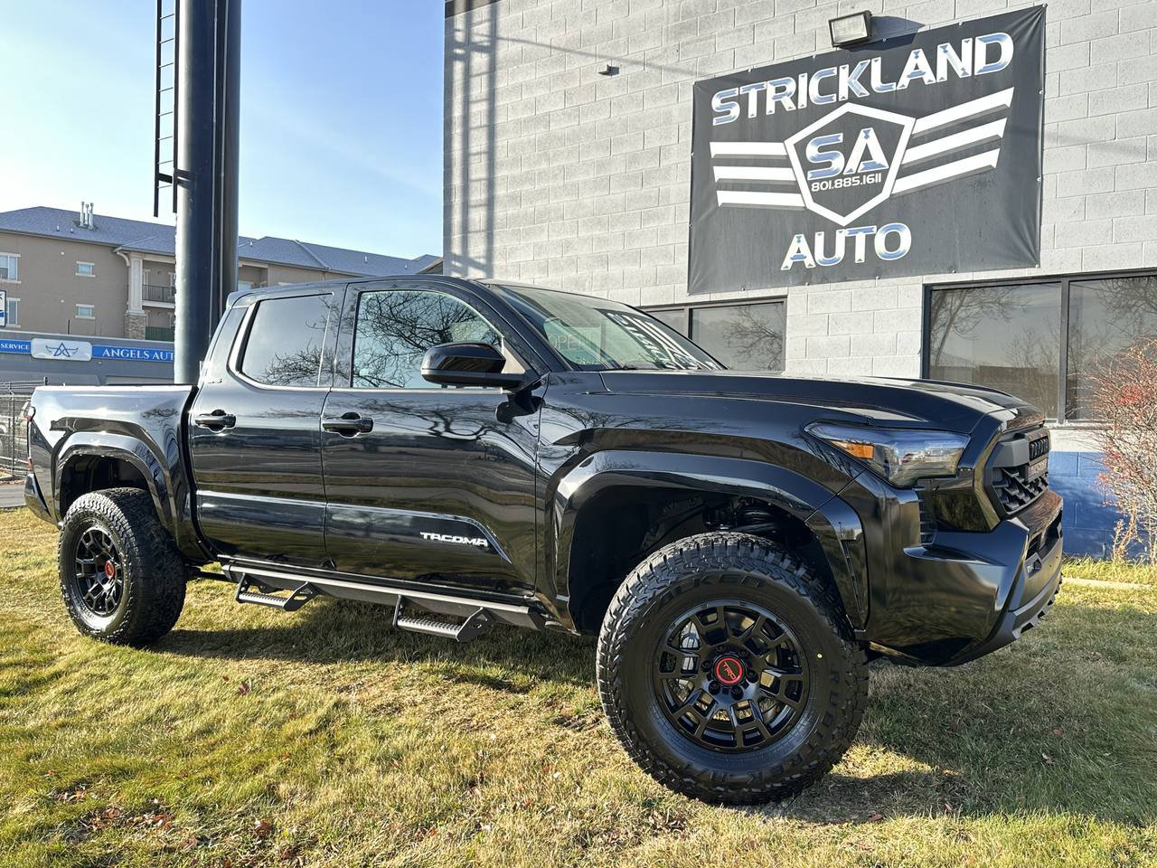 Used 2025 Toyota Tacoma SR5 AWD/4WD image 1