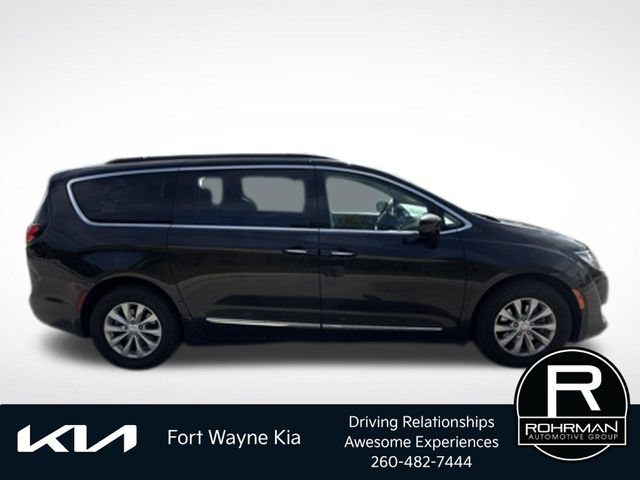 Used 2017 Chrysler Pacifica Touring-L FWD image 6