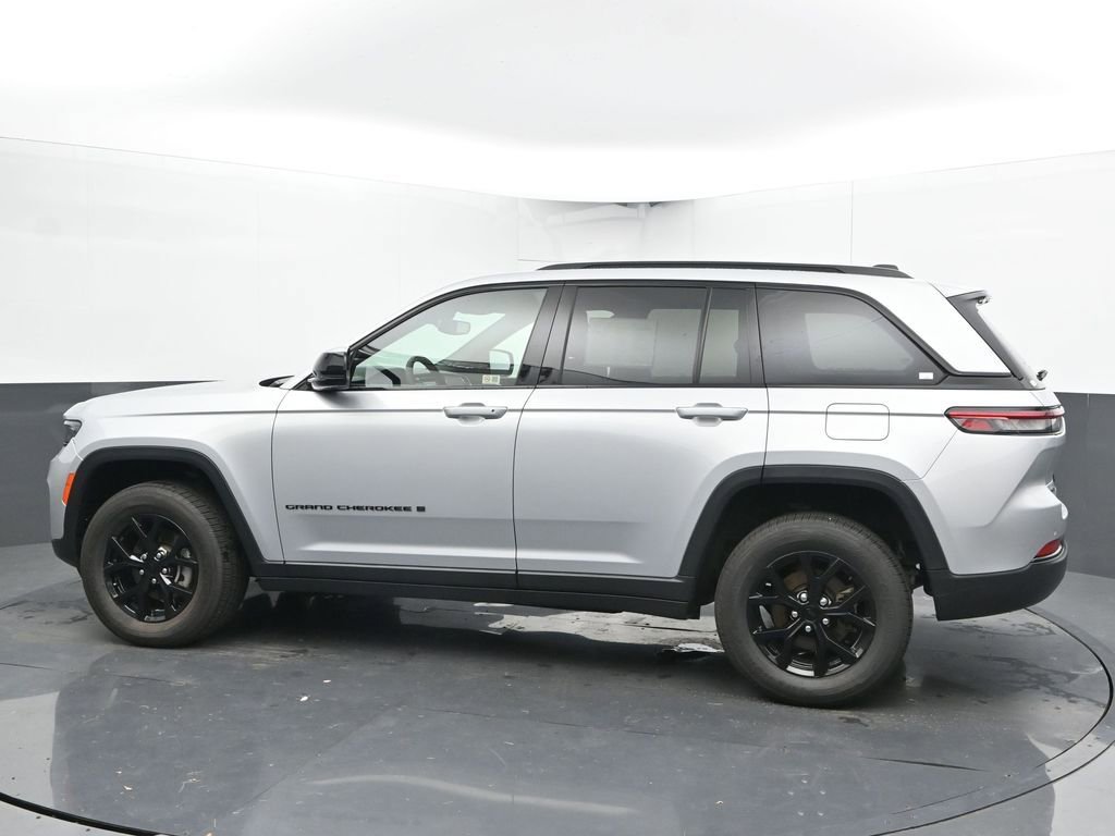 Used 2024 Jeep Grand Cherokee Altitude image 8