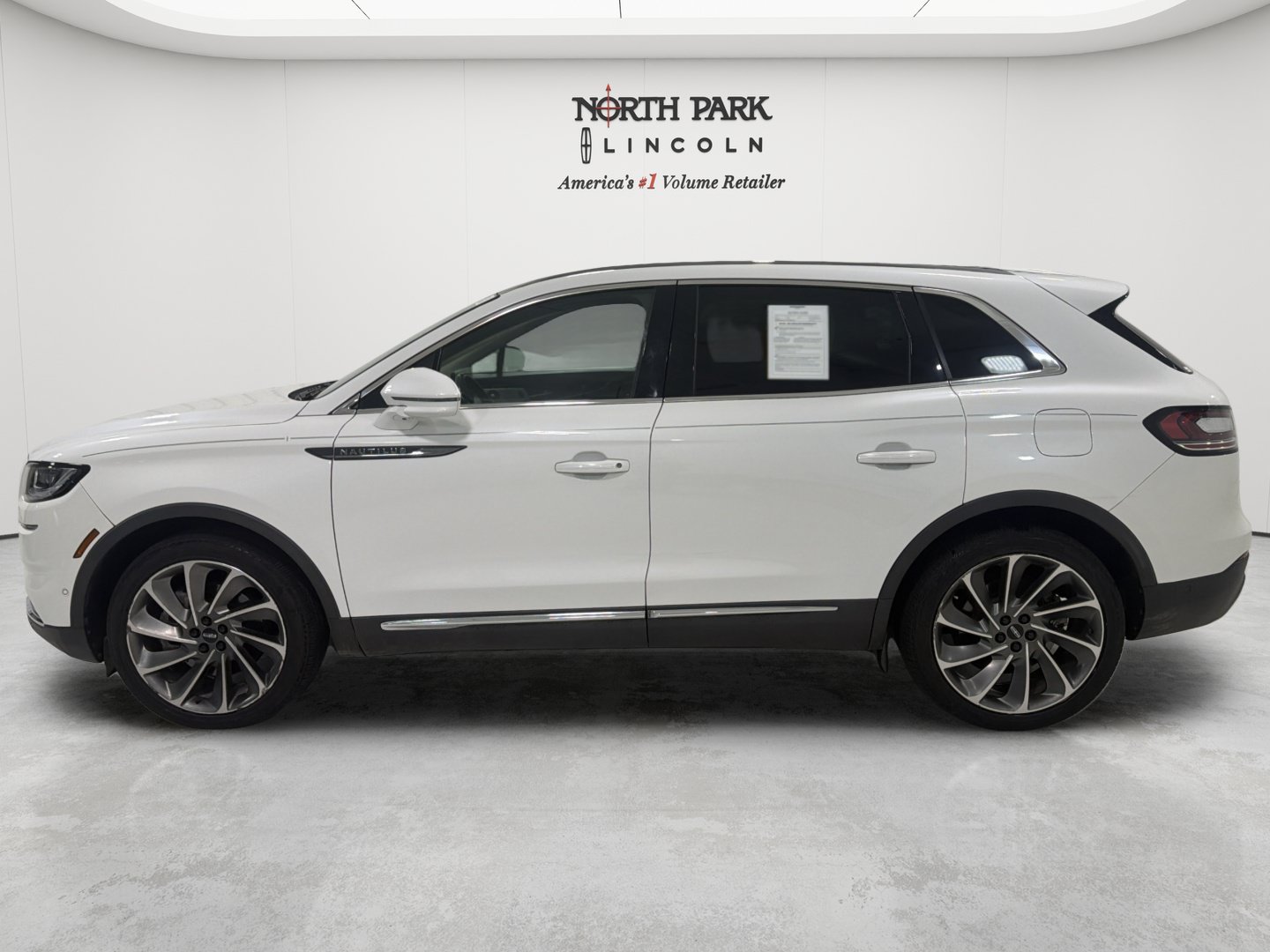 Used 2022 Lincoln Nautilus Reserve w/ Equipment Group 202A AWD/4WD image 2