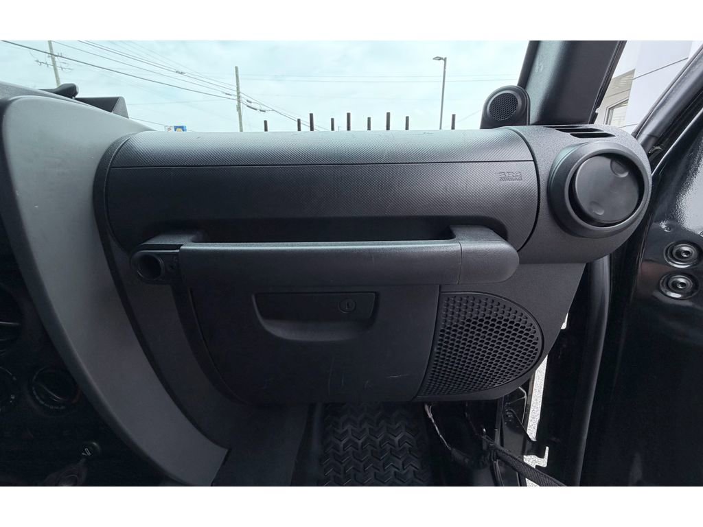 Used 2009 Jeep Wrangler Unlimited Rubicon w/ Dual Top Group image 14