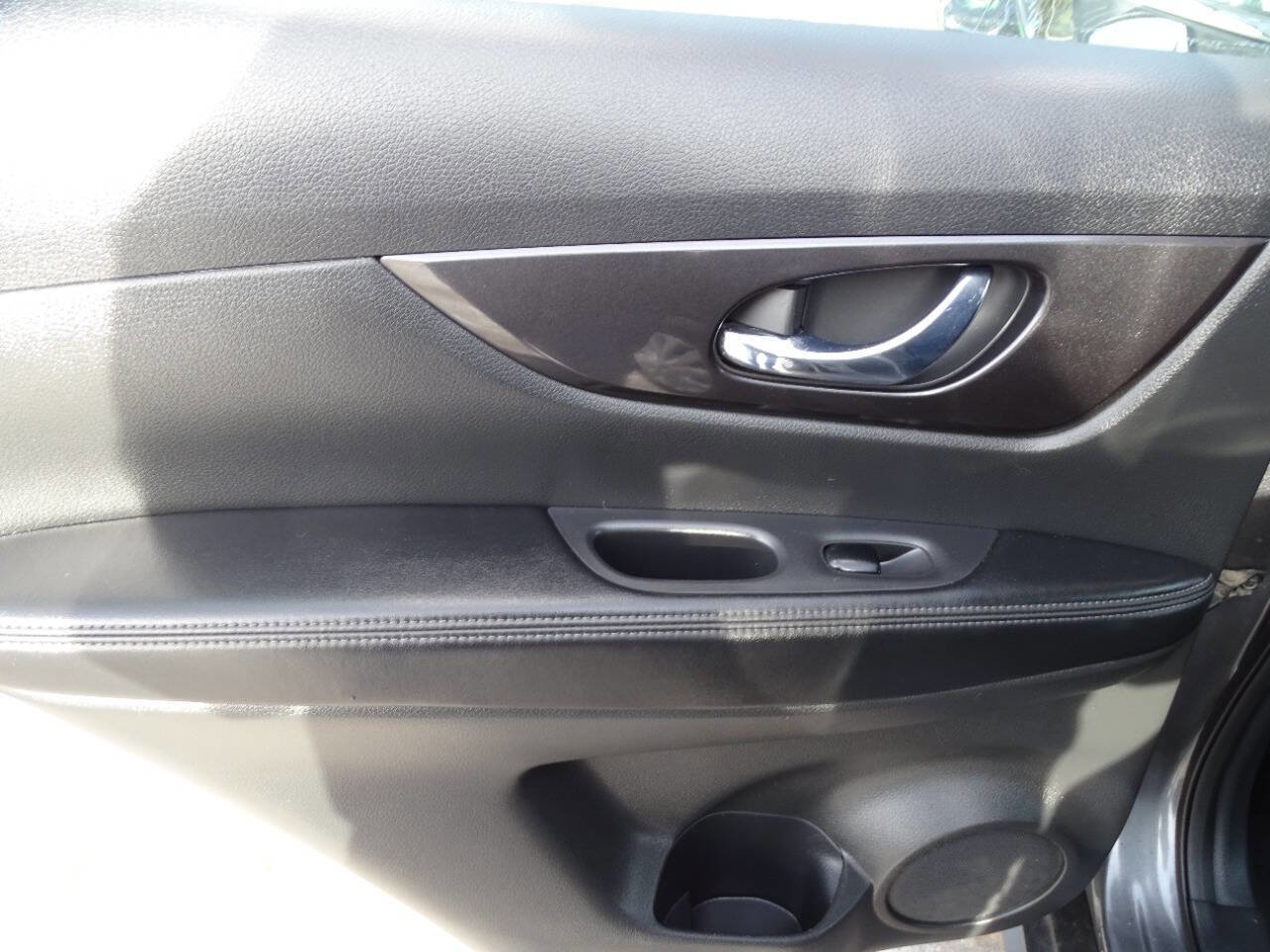 Used 2018 Nissan Rogue S image 27