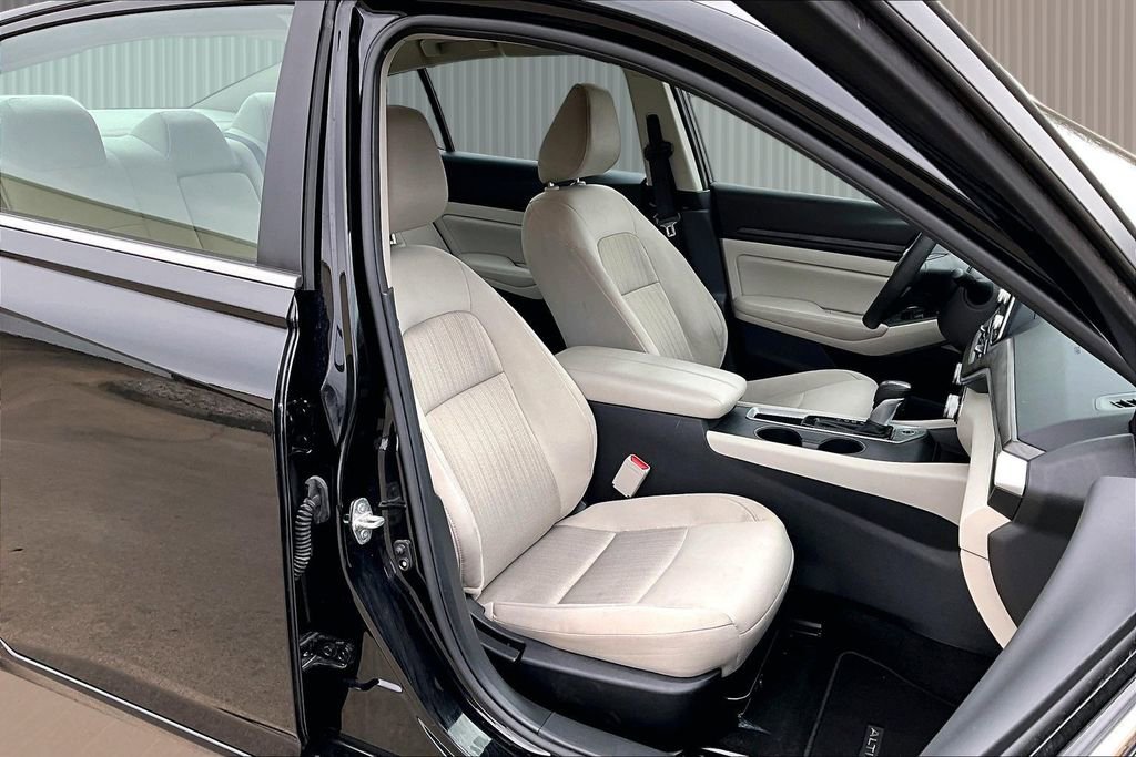 Used 2025 Nissan Altima 2.5 SV image 8