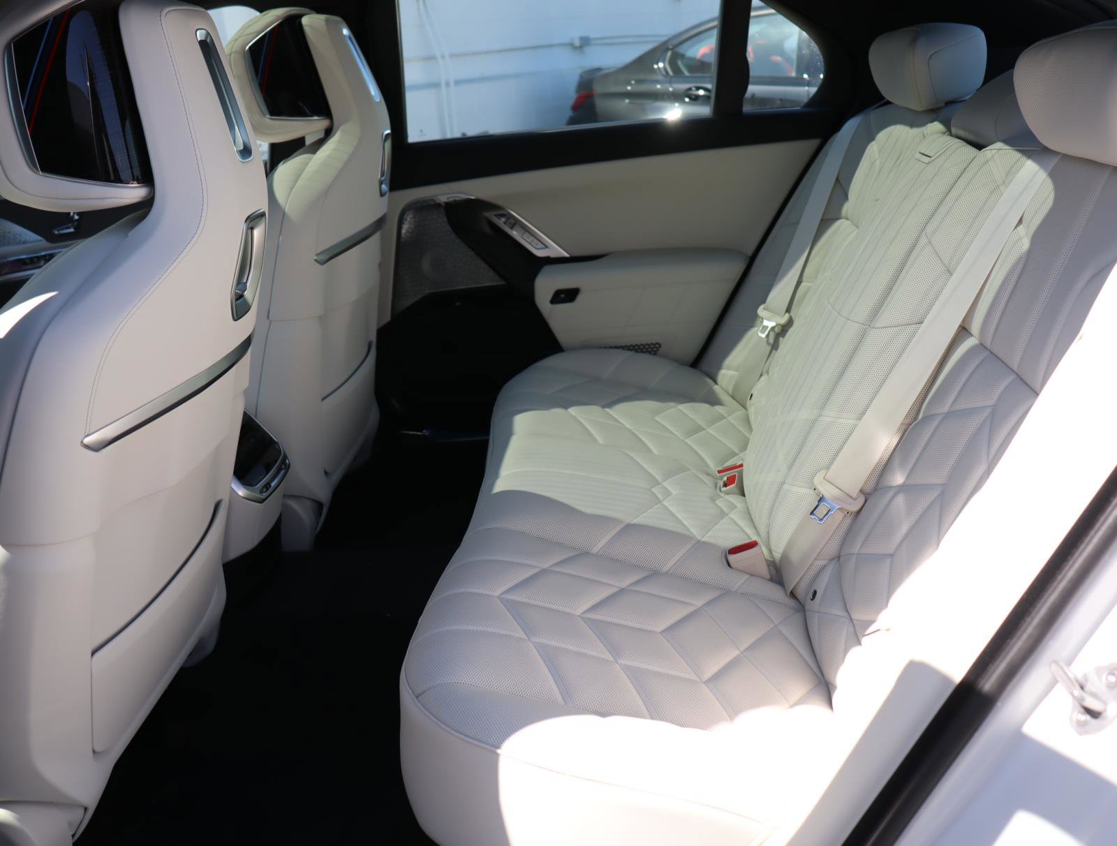 New 2026 BMW 750e xDrive w/ Executive Package image 14