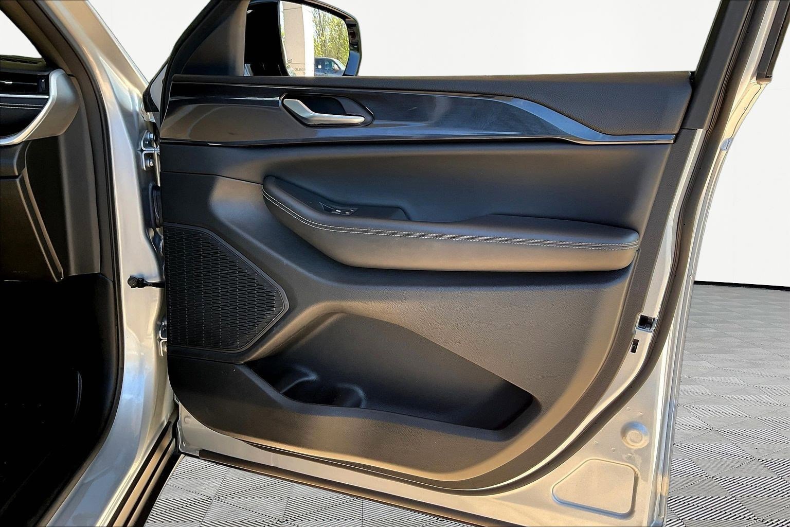 Used 2023 Jeep Grand Cherokee L Laredo AWD/4WD image 28