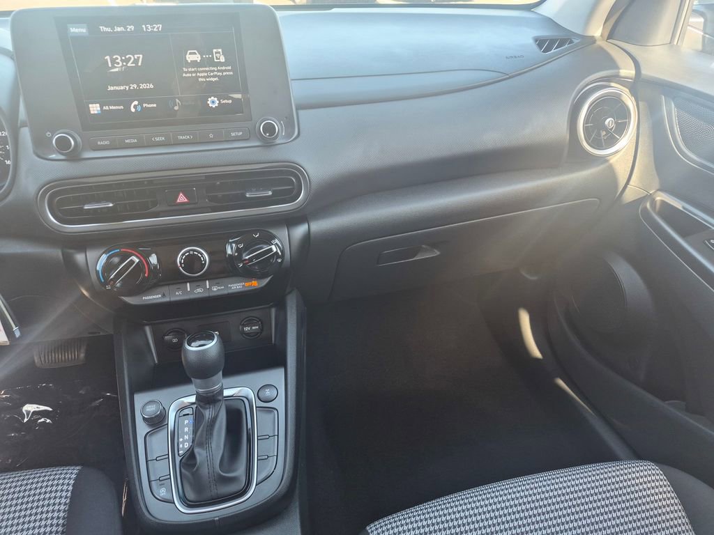 Used 2022 Hyundai Kona SE image 16