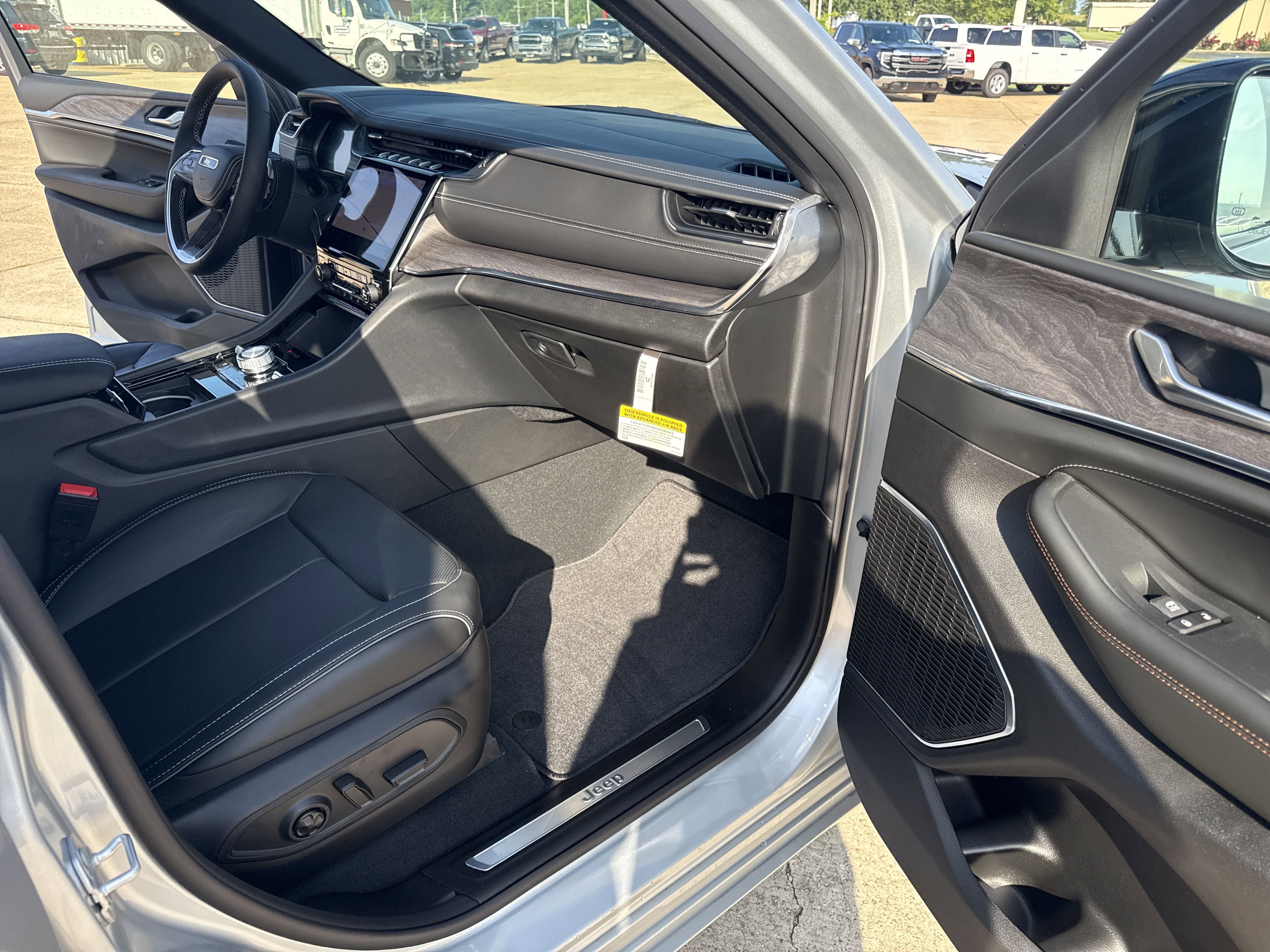 New 2025 Jeep Grand Cherokee L Overland w/ Trailer Tow Package image 21