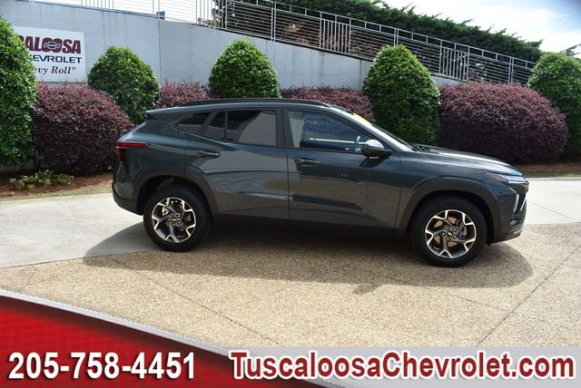 Used 2025 Chevrolet Trax LT FWD image 11