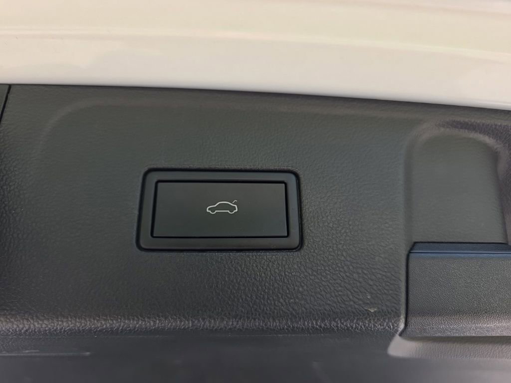 Used 2025 Volkswagen Atlas SE image 38