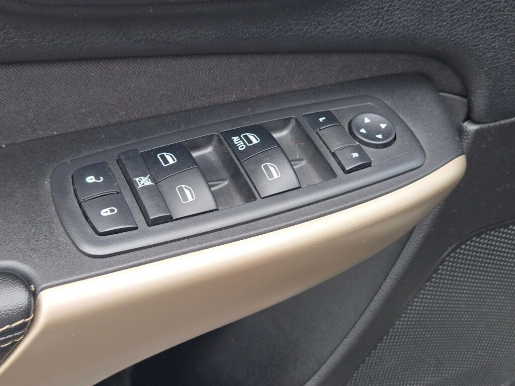 Used 2018 Jeep Cherokee Latitude w/ Cold Weather Group AWD/4WD image 25