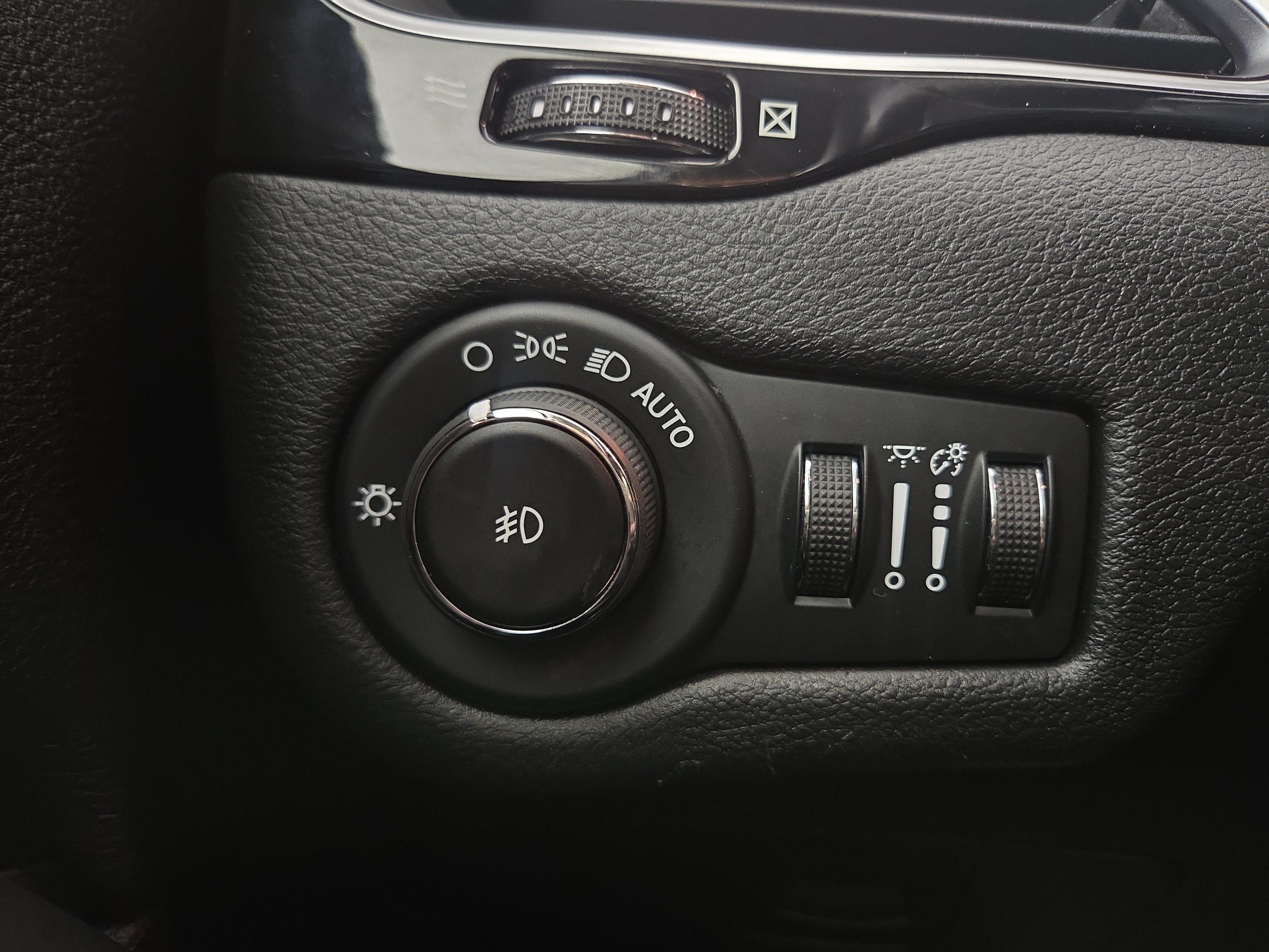 Used 2020 Jeep Cherokee Latitude Plus AWD/4WD image 25
