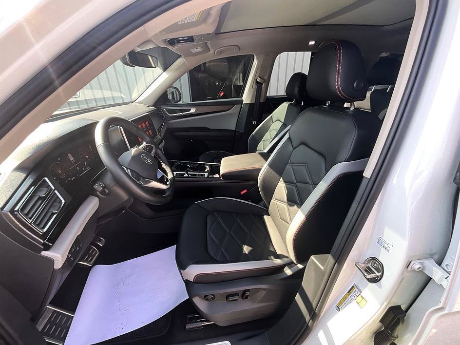 Used 2025 Volkswagen Atlas Peak Edition SE AWD/4WD image 17