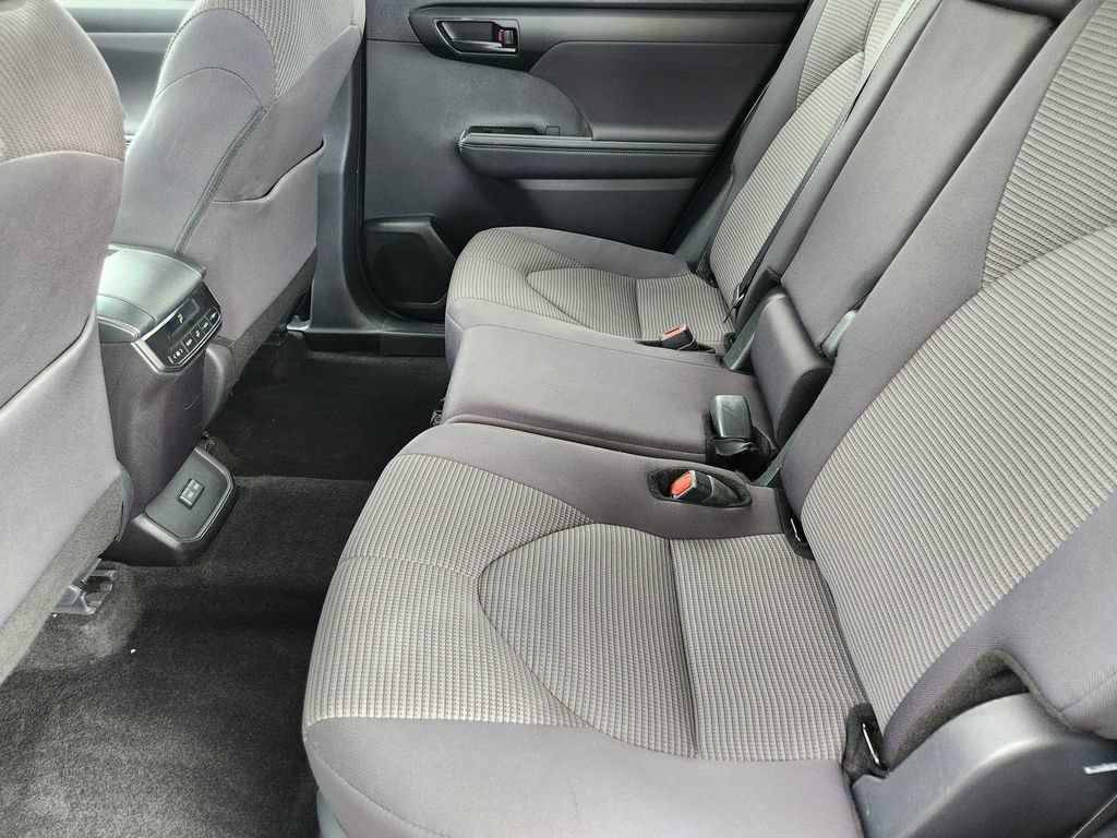 Used 2025 Toyota Highlander LE AWD/4WD image 18