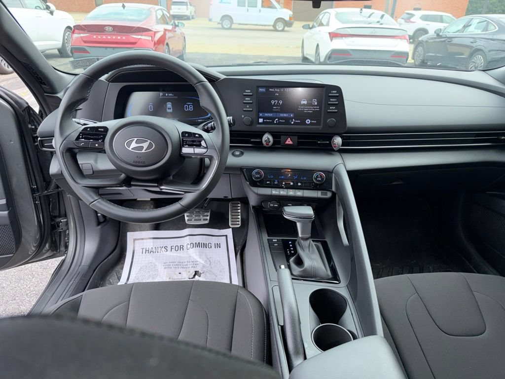Used 2025 Hyundai Elantra Sport FWD image 17