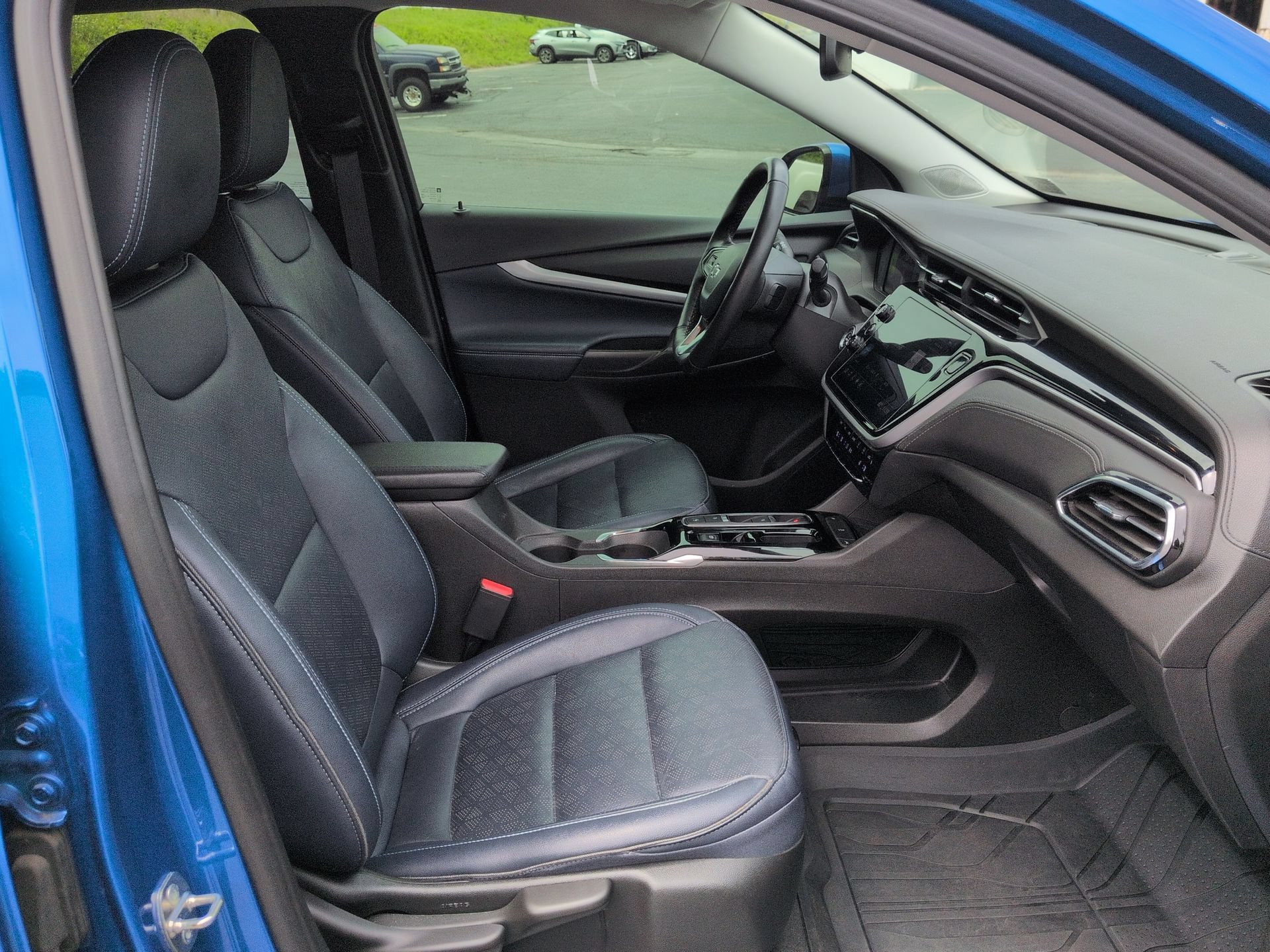 Certified 2022 Chevrolet Bolt EUV LT w/ Convenience Package FWD image 27